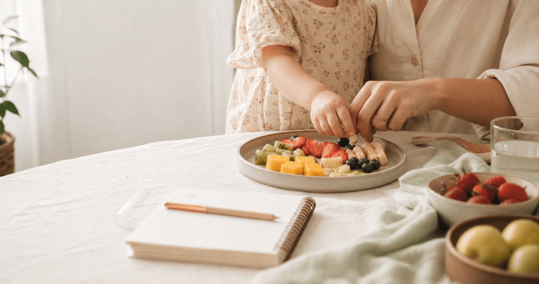 Família preparando alimentos frescos em uma mesa clara e acolhedora